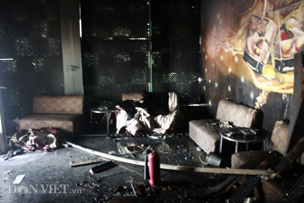 Sau khi qua quầy lễ tân, khách sẽ tới căn phòng đầu tiên của bar Luxury,căn phòng này rộng khoảng 30 mét vuông và có cửa thông với phòng lớn ở tầng 1.