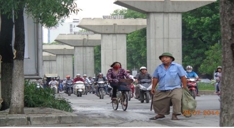 Ngày ngày, ông Hải vẫn lê thân tàn bên dòng người xe tấp nập để nhặt ve  chai kiếm tiền nuôi con.