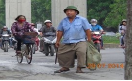 Cha dien luom ve chai nuoi con trai hoc gioi hinh anh