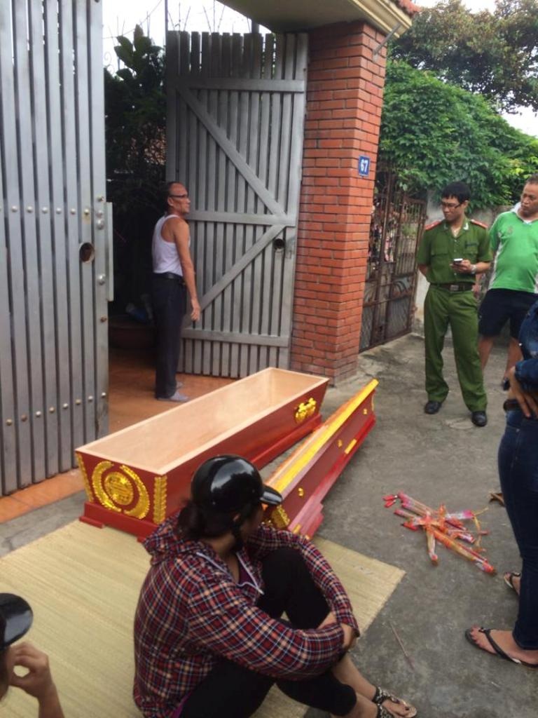 Chiếc quan tài nhóm người đòi nợ đưa đến đặt ngay trước nhà ông ông Hòa.