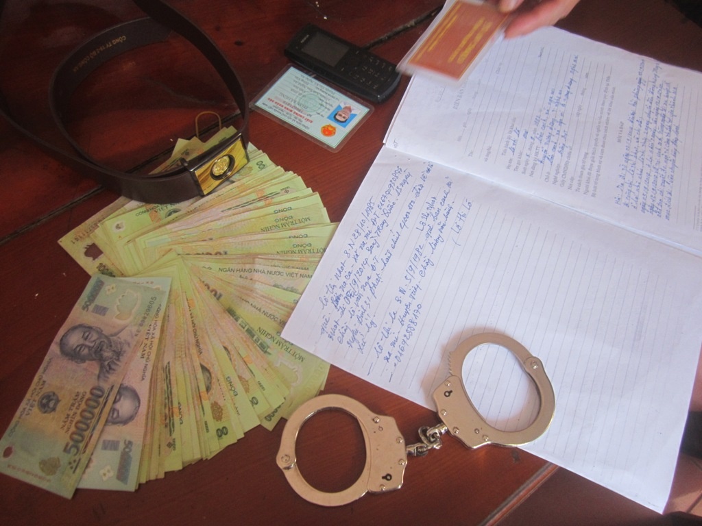 Hai ten gia cong an chuyen vao nha nghi de gay toi hinh anh