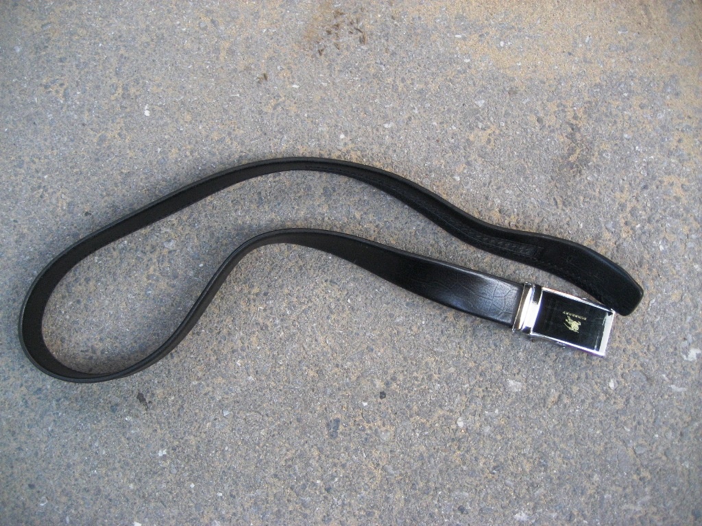 CHiếc thắt lưng Sơn dùng để đánh cháu bé.