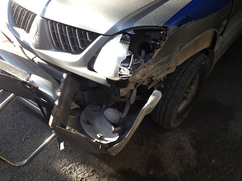 Xe qua tai tong hong xe thanh tra, lam canh sat bi thuong hinh anh