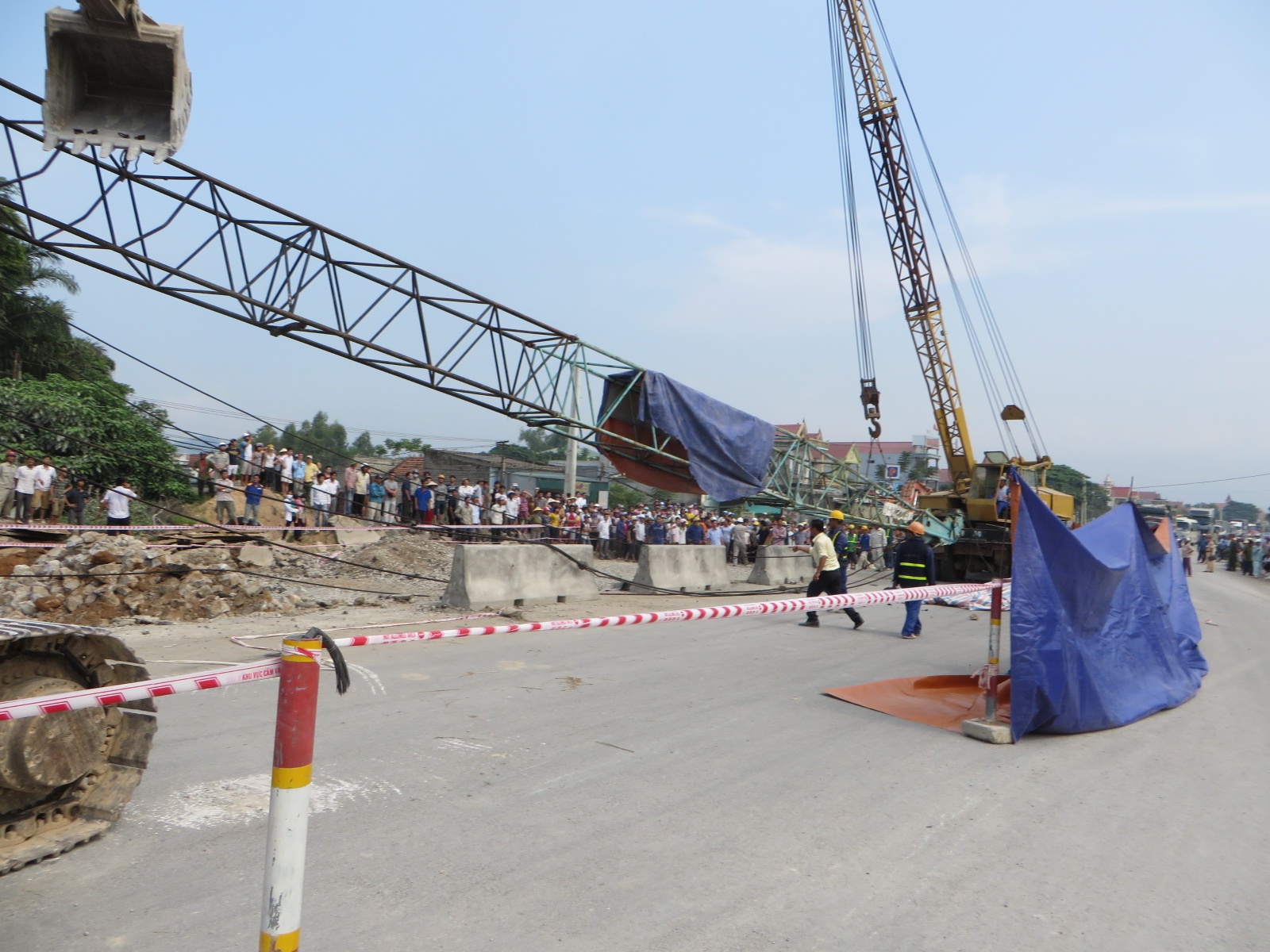 Can cau dut cap de chet nguoi di duong hinh anh