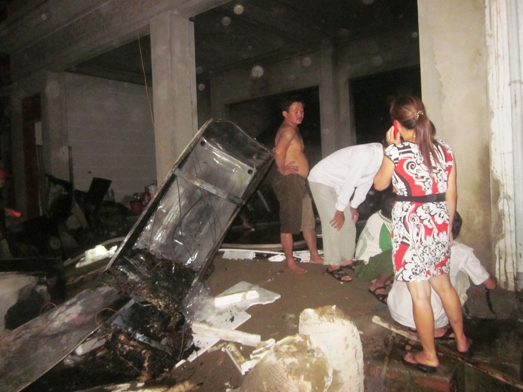 Lua thieu rui kho hang dien tu dien lanh hinh anh