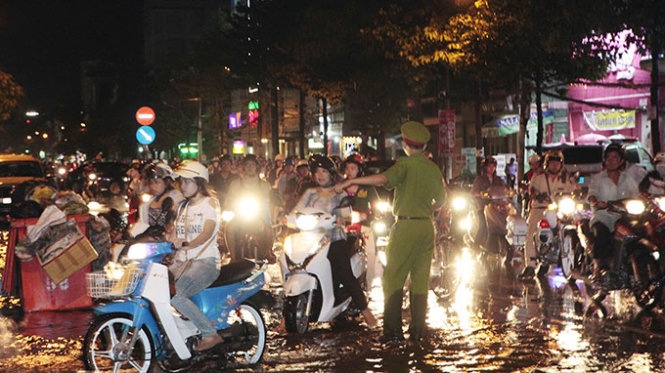 Cảnh sát hướng dẫn người dân chạy vào hẻm, không đi vào khu vực ngã tư Trần Hưng Đạo - Mậu Thân để tránh làm tình trạng ùn ứ giao thông thêm trầm trọng