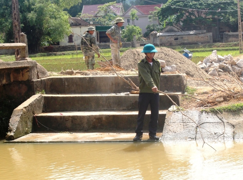 Nha ngheo lai mang trong benh, nguoi phu nu nhay kenh tu van hinh anh