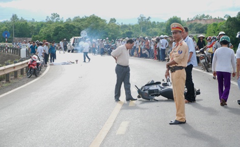 Va cham xe cong an, mot nguoi tu vong hinh anh