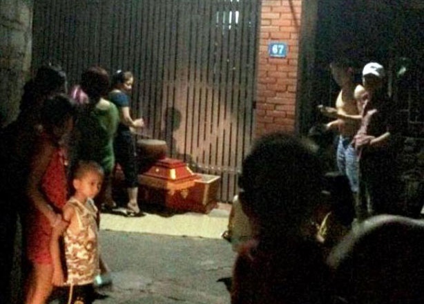 Nhom nguoi tiep tuc dung quan tai doi tien chay an trong dem hinh anh