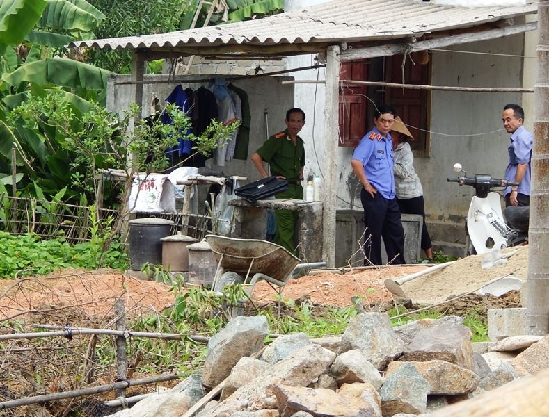 Em ruot dung keo dam chet anh vi mau thuan dat hinh anh