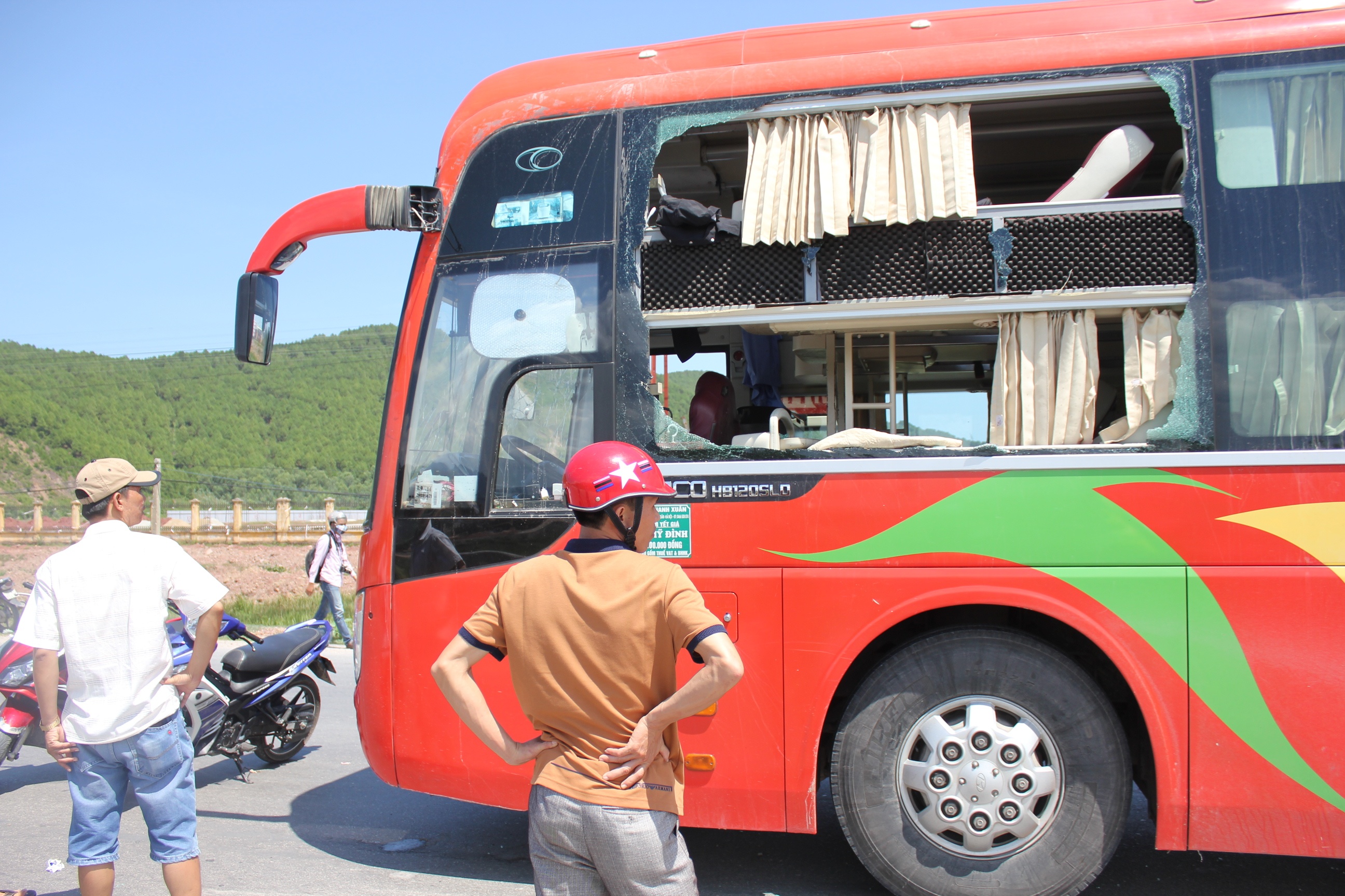 Hiện trường vụ nổ loa khiến kính cửa sổ xe khách bị vỡ nát.