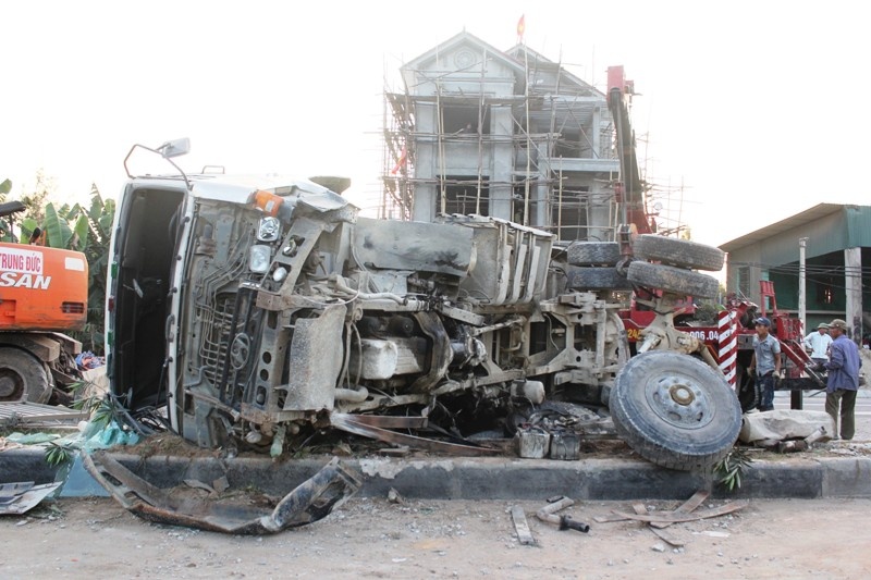 Dap vo kinh xe cuu tai xe mac ket trong oto lat nghieng hinh anh