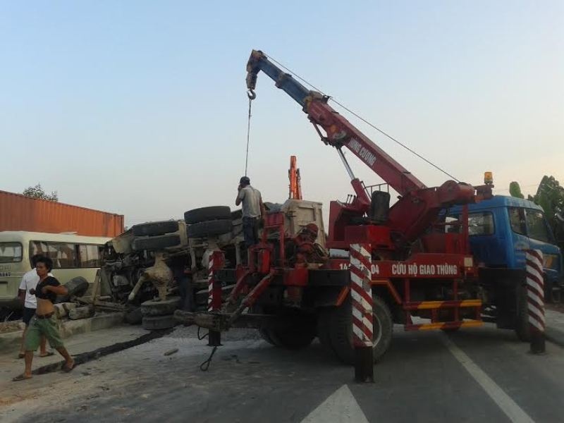 Nguyên nhân ban đầu của vụ tai nạn được xác định là do tài xế buồn ngủ, trong khi tránh một chiếc xe hơi đang chạy phía trước cùng chiều đã không làm chủ được tay lái. 