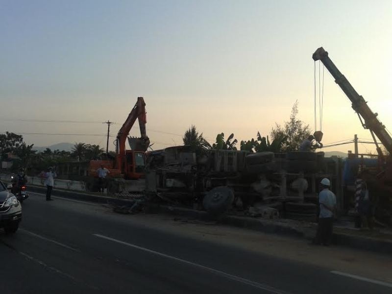 Sau khi vụ tai nạn xảy ta, lái xe đã thuê xe cẩu và xe múc đến để cẩu xe và múc đá nhằm dải phóng làn đường. 