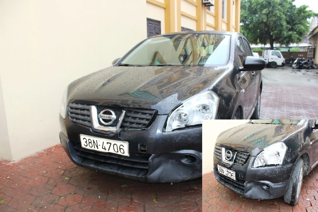 Chiếc xe gây tai nạn (ảnh lớn) bị trầy xước và vỡ đèn bên trái (ảnh nhỏ).