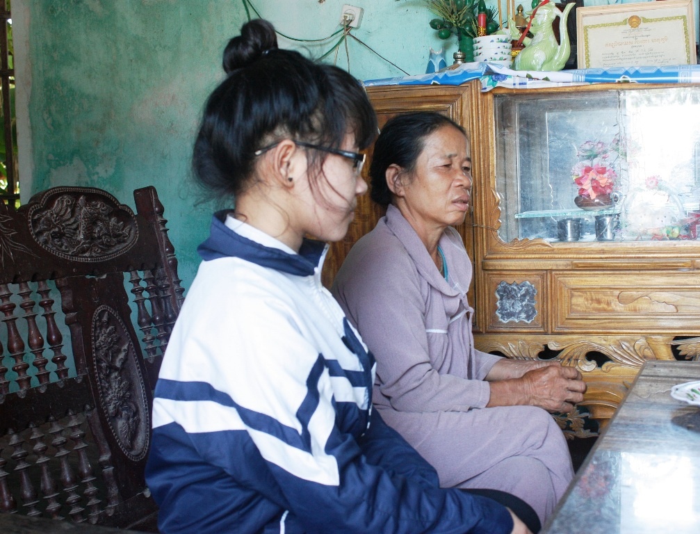 Nu sinh to bi nhom ban xe ao, cat toc trong quan karaoke hinh anh