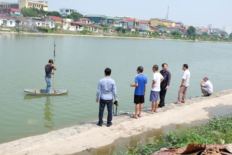 Nhan chung ke phut thanh nien bi nem gach, da den chet hinh anh