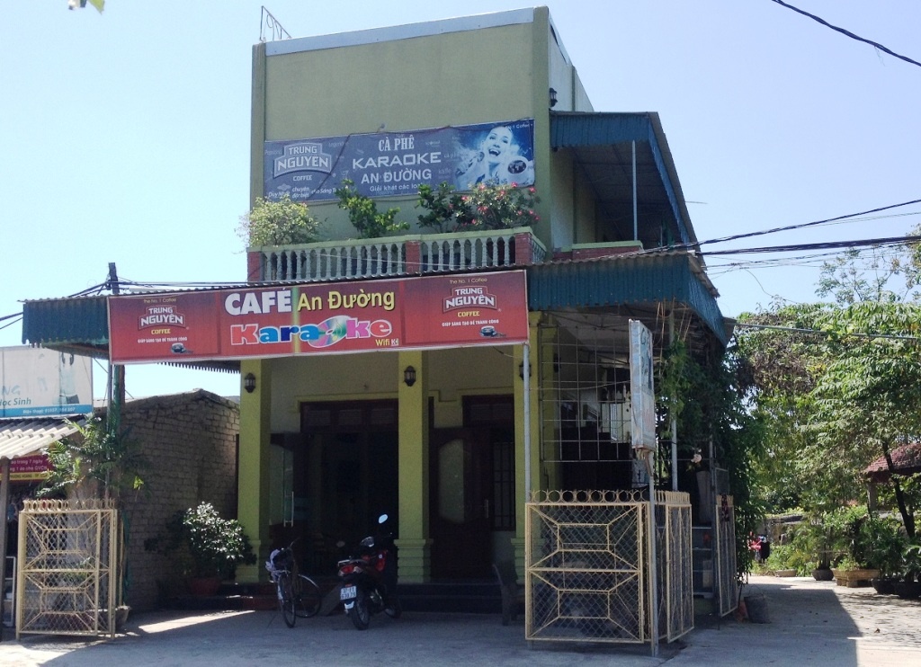 Quán karaoke nơi Oanh bị nhóm bạn của Linh kéo vào phòng và đánh đập.