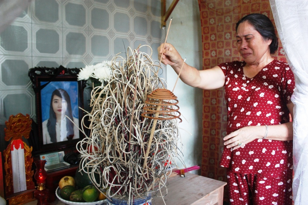 Co gai 23 tuoi chet vi dieu tri cam cum tai nha hinh anh