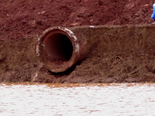 Đoạn đê vỡ lộ phần ống xả nước thải...
