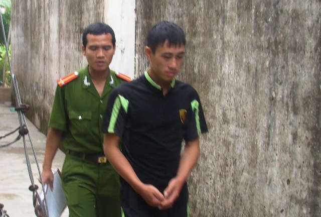 Giang co voi canh sat, dan gam vao nguc ten trom hinh anh