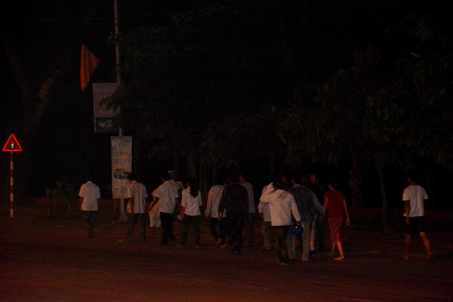 Be trai 7 tuoi roi xuong ho nuoc chet duoi hinh anh