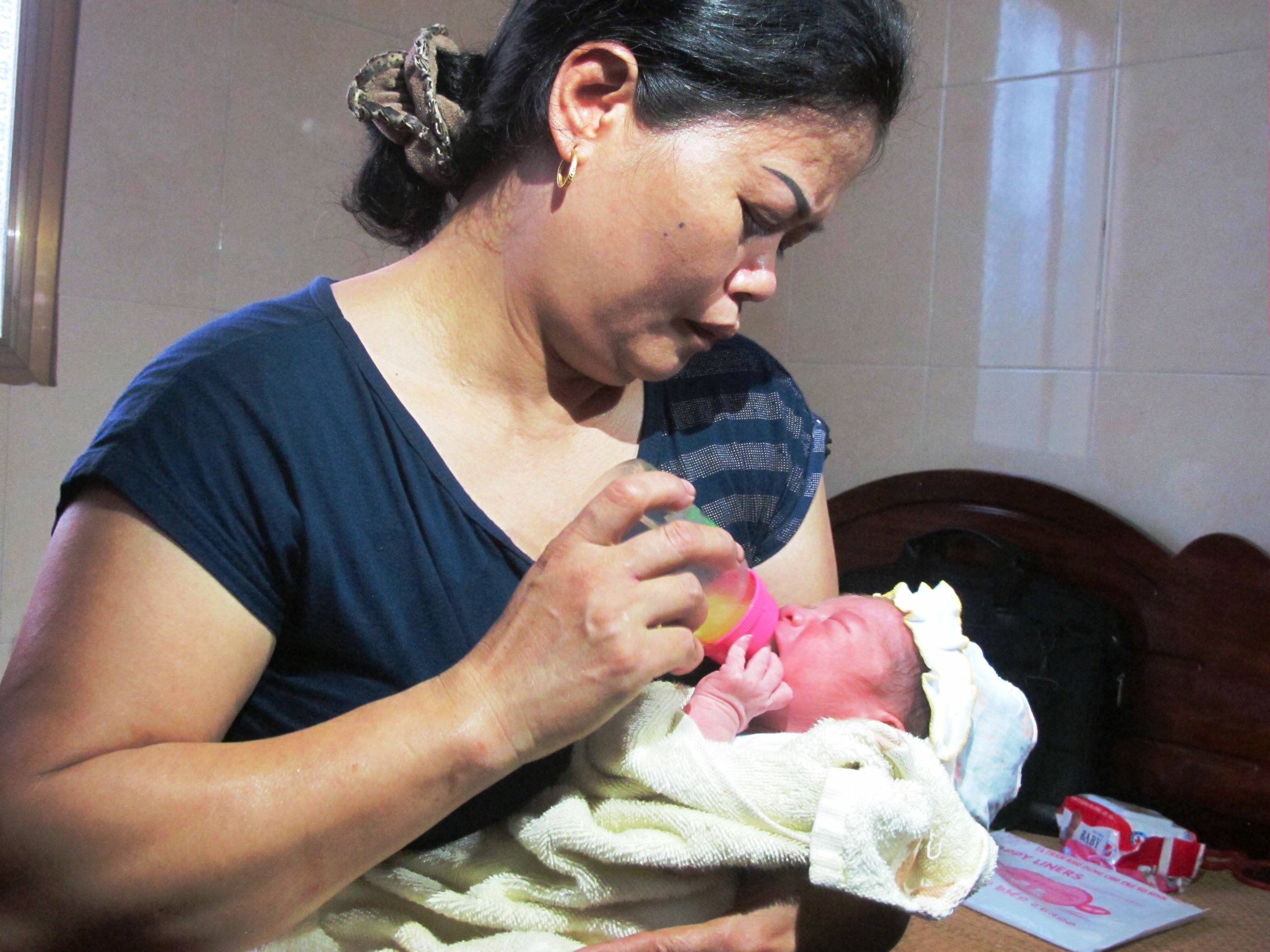 Dat be trai 2 ngay tuoi truoc cong nha cu gia 80 hinh anh