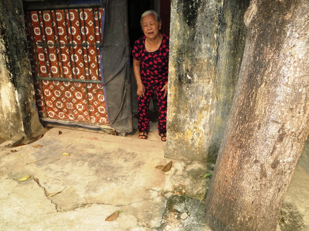 Cụ Phương chỉ nơi phát hiện đứa bé.