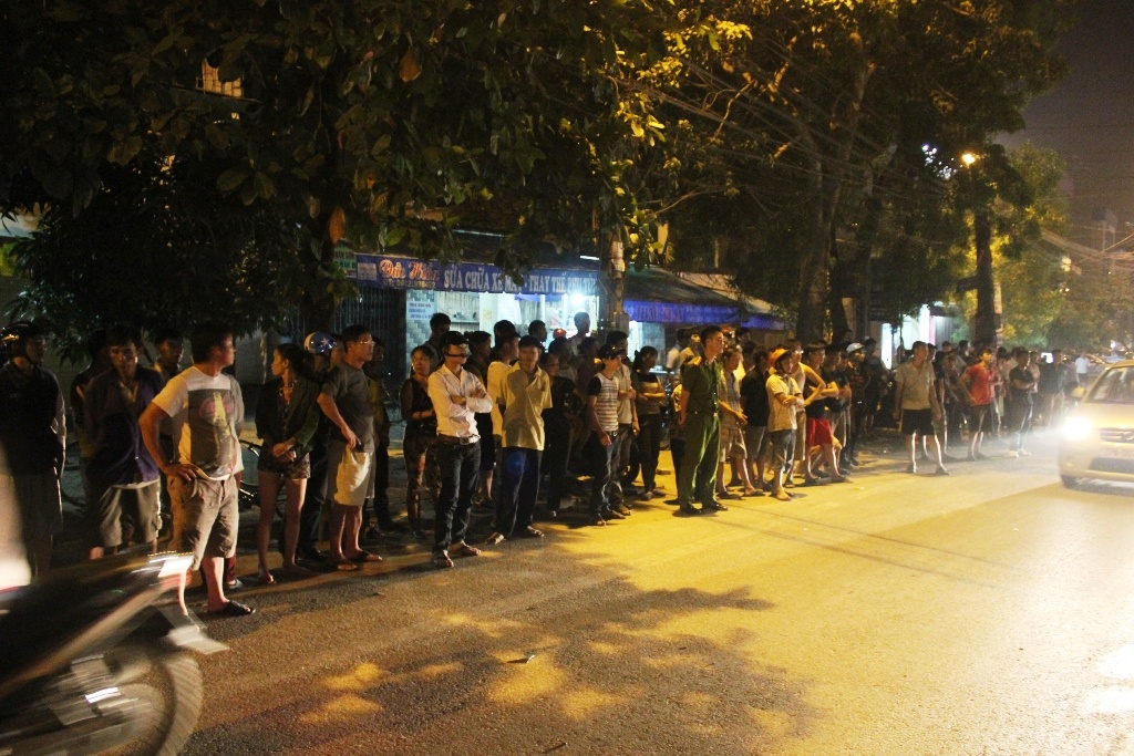 Rất đông người dân tập trung theo dõi vụ tai nạn.