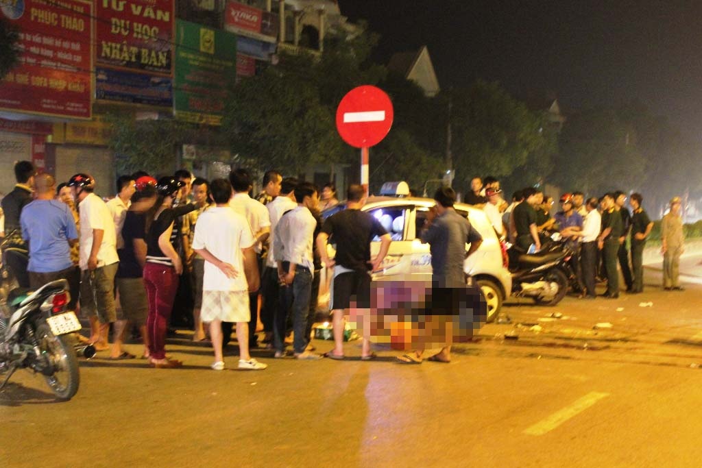 Si quan quan doi thiet mang sau cu tong manh voi taxi hinh anh