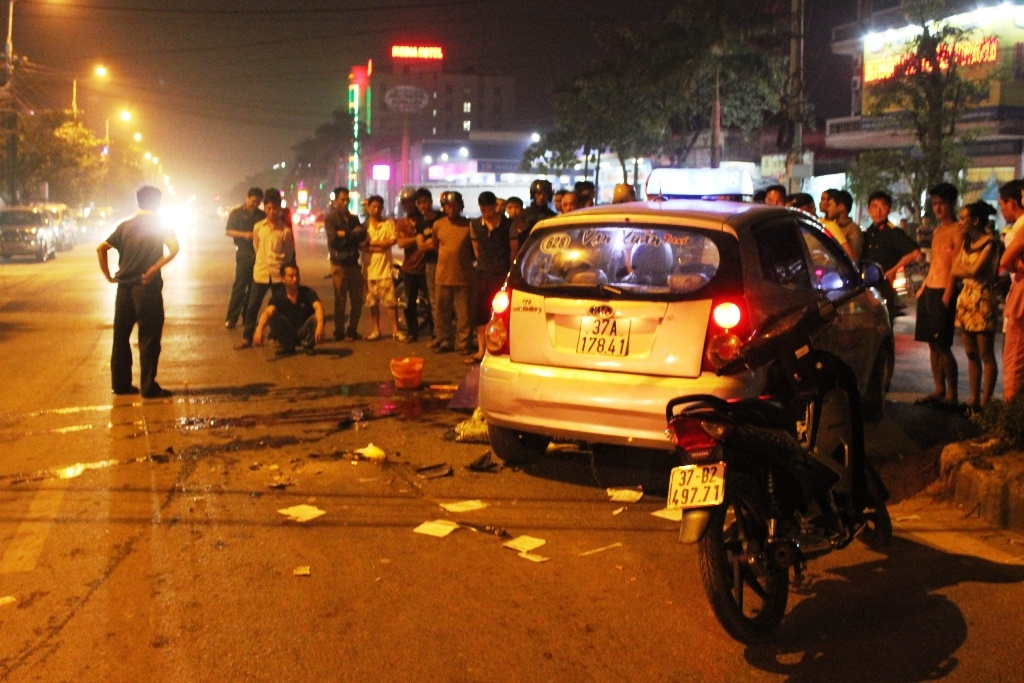 Nguyên nhân ban đầu được xác định là do xe taxi rẽ sang đường thiếu quan sát.