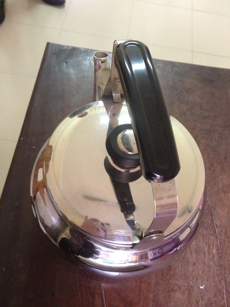 Ấm nước sôi chứa thuốc ngủ được công an thu giữ.