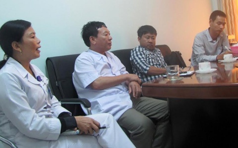 Đại diện BV trao đổi về sự việc (2 người áo trắng, bà Trần Thị Lệ Quyên, Trưởng khoa truyền nhiễm và ông Lê Thanh Bình, Phó Giám đốc BV