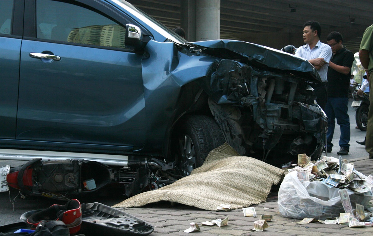 'Xe dien' tong lien hoan, 1 phu nu tu vong tai cho hinh anh