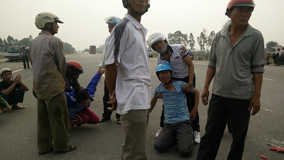 Chong va con khoc ngat ben thi the vo bi xe tai can chet hinh anh