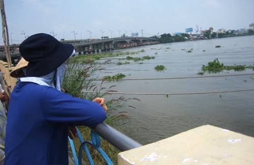 Me chet lang dung ngong tin con mat tich duoi song Sai Gon hinh anh