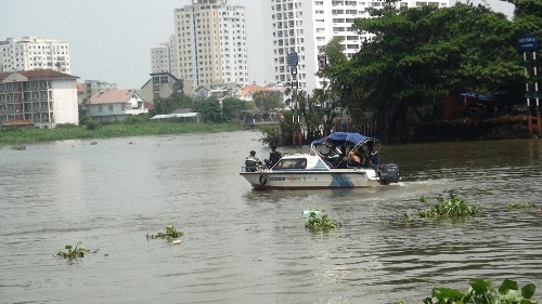 Lực lượng cứu hộ đã nổ lực tìm kiếm nạn nhân mất tích, tuy nhiên đến 14h30 cùng ngày nước dâng cao đã khiến công tác cứu hộ cứu nạn gặp khó khăn