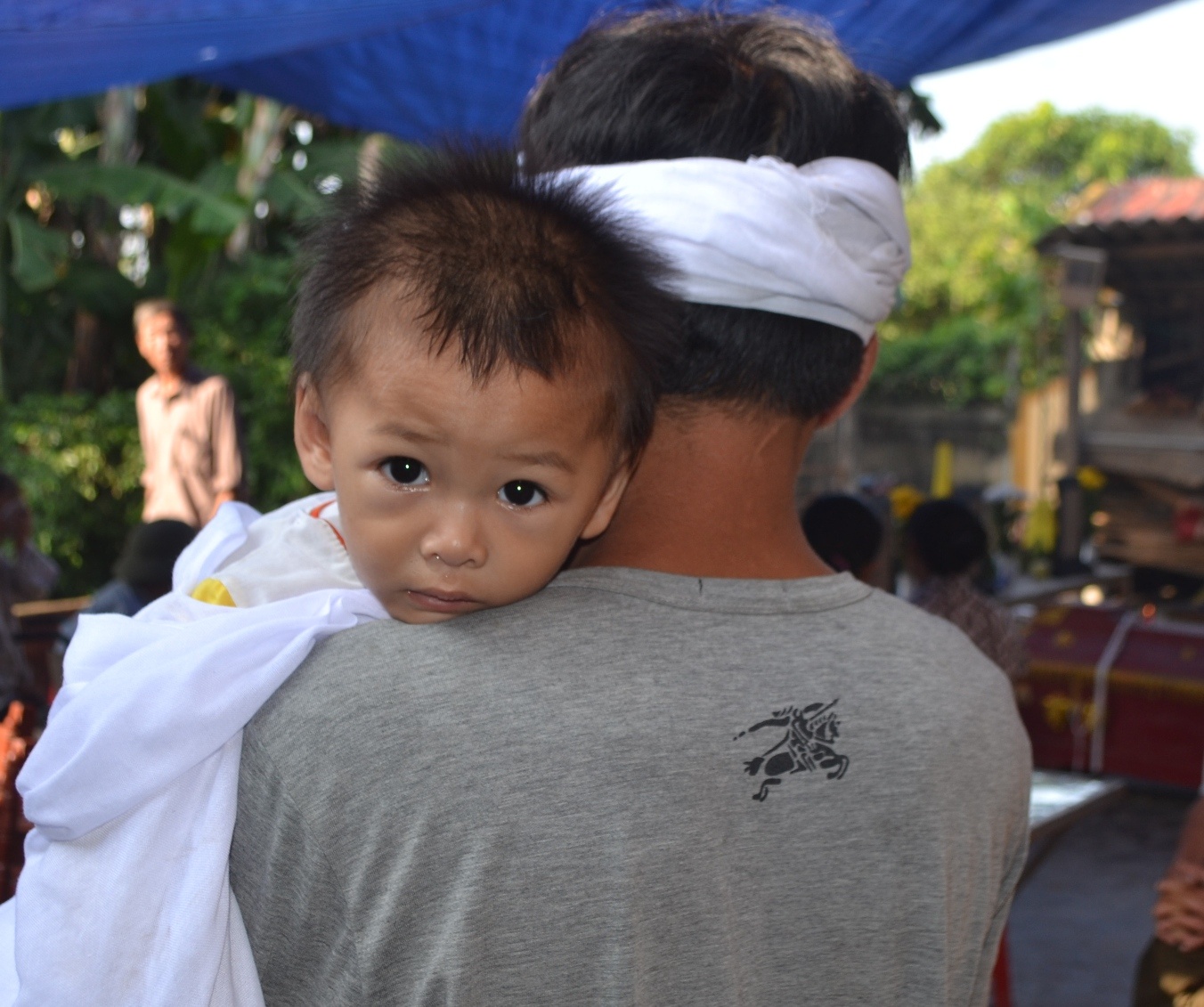 Be 8 thang khat sua trong dai tang bo me va anh trai hinh anh