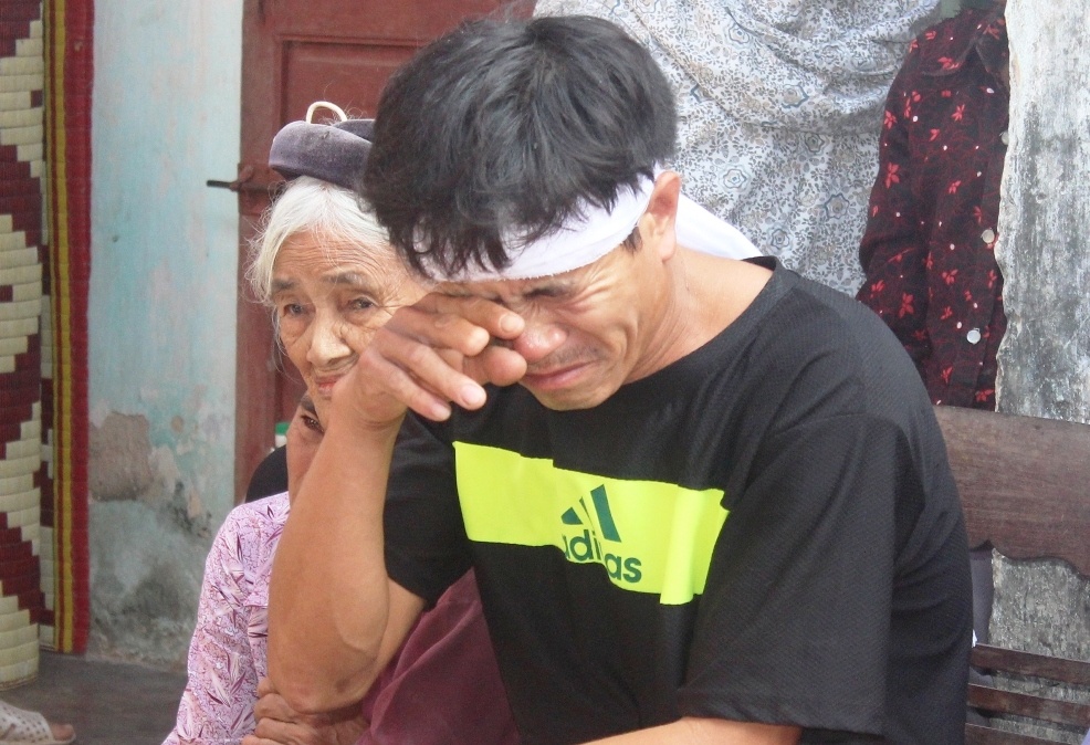 Anh Cương không cầm được nước mắt khi trò chuyện với phóng viên.