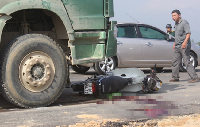 Thanh nien di xe may bi xe 'Ho vo' can chet hinh anh