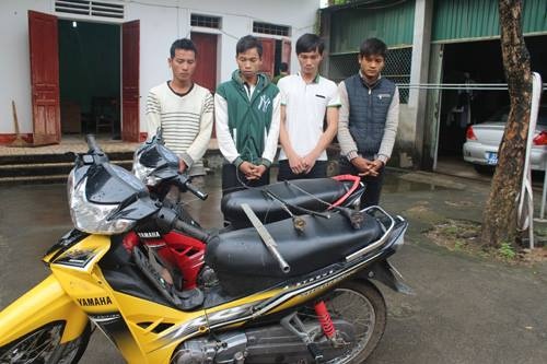 Canh sat ruot duoi 4 thanh nien cau trom cho hinh anh