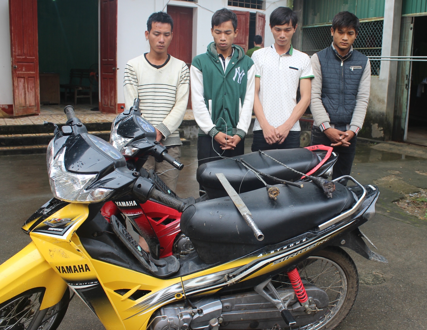 Các đối tượng cùng tang vật trong vụ án.