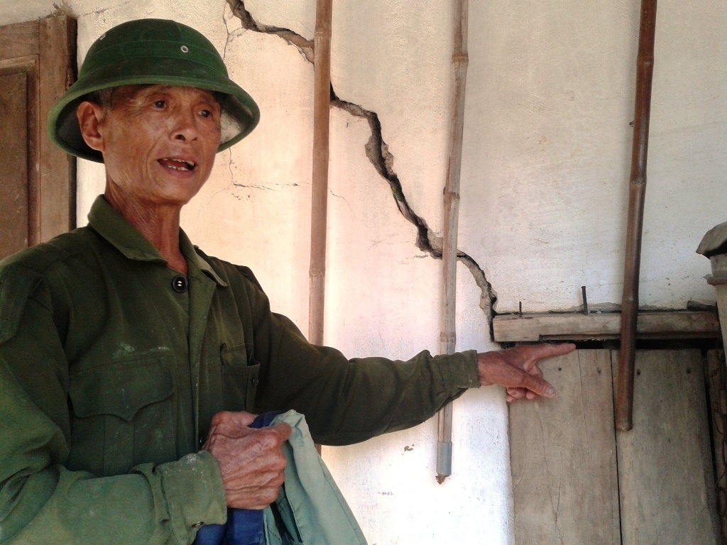 Ông Bính cho biết, ngày 17/10 ông phát hiện một con rắn lục đuôi đỏ nằm trong chiếu và một con bò vào quần áo móc ở bờ tường.