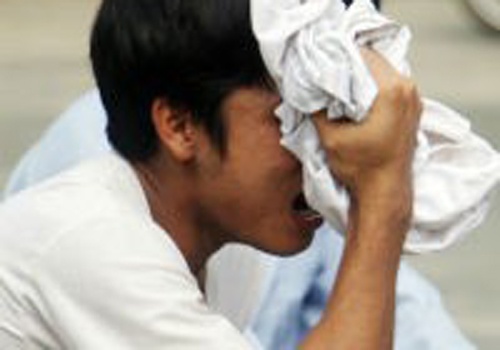 Hai con nho khoc ngat ben thi the me treo co tu tu hinh anh