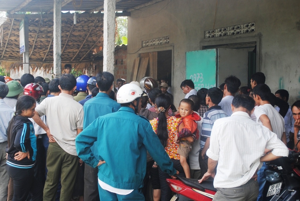 Rất đông người dân tập trung tại hiện trường nơi chị Hoàn thắt cổ tự tử.