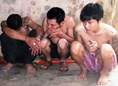 Nhom trom cho bi bat khi dang su dung ma tuy hinh anh