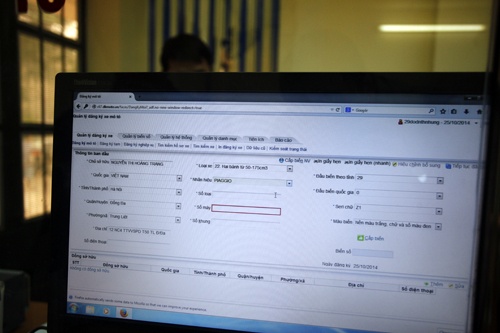 Ngay từ đầu tháng 10, thông qua các cơ quan thông tin đại chúng, Phòng CSGT đã tuyên truyền đến người dân biết, nắm được chủ trương, kế hoạch về đăng ký cấp biển số mô tô, xe máy qua máy vi tính.  Trong ảnh: Một màn hình máy tính được quay ra ngoài cho người dân kiểm tra các thông tin cá nhân, dữ liệu về xe máy được đăng ký.