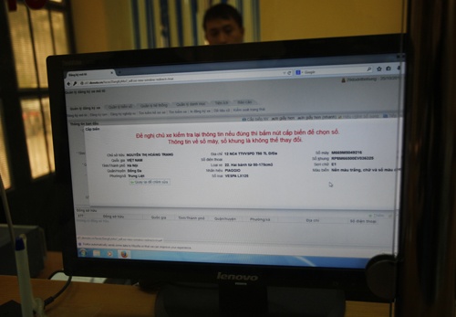 Các trường hợp hồ sơ hợp lệ, người dân bấm biển số trên hệ thống máy vi tính, nộp lệ phí, nhận biển số ngay và sau 3 ngày sẽ được nhận đăng ký. Trong ảnh: Những thông tin cơ bản như: Tên, địa chỉ thường trú, số khung, số máy, loại phương tiện để người dân kiểm tra lại lần cuối cùng trước khi bấm biển bằng phần mềm máy vi tính.