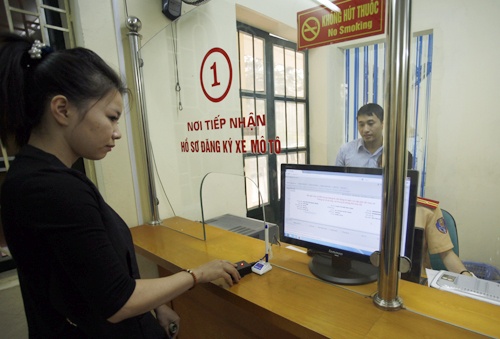 Thiếu tá Đỗ Ngọc Lan, đội CSGT, trật tự, phản ứng nhanh (Công an quận Đống Đa) cho biết: Ngày đầu tiên cấp biển số, đăng ký qua hệ thống máy vi tính đối với mô tô, xe máy quận Đống Đa lại vào ngày thứ 7 nên người dân đến làm thủ tục ít. Phần mềm vi tính tại địa điểm đăng ký xe quận Đống Đa có đến hơn 5000 BKS nên công tác trả BKS khá vất và vì phải…tìm trong kho biển số.