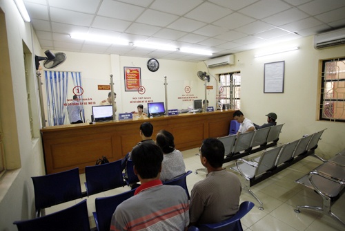 Ngày đầu tiên cấp đăng ký xe máy qua hệ thống máy vi tính đối với mô tô, xe máy tại Công an quận Đống Đa khá vắng vì là ngày nghỉ cuối tuần.